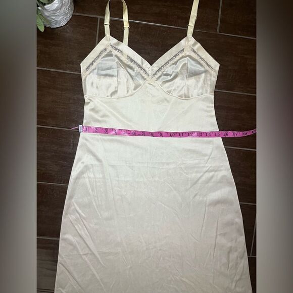 Lorraine nude nylon vintage slip sz 34 Tall - Picture 8 of 9